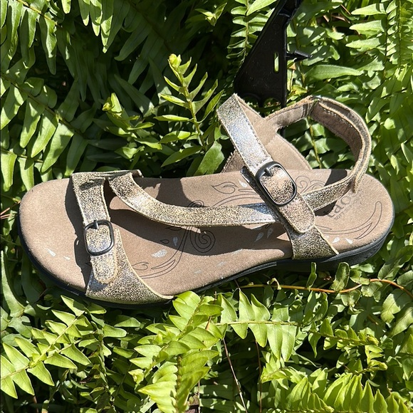 Taos Bea Gold Metallic Sandals with 3 Adjustable Straps•Size 7 - Picture 9 of 14